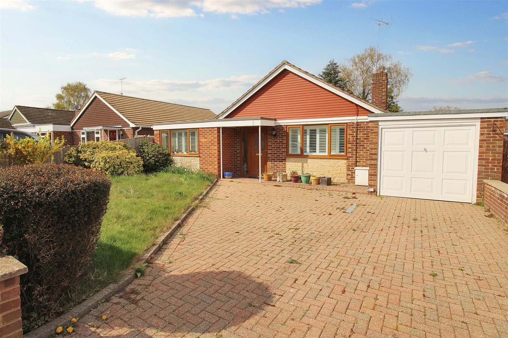 3 bed property in White Lodge Close, Reading